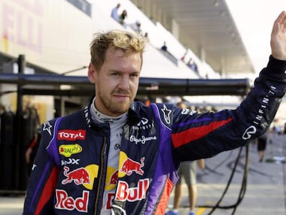 Vettel saluda a los fans tras el segundo entrenamiento libre.