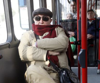 Roldán regresa a casa en autobús tras salir del Centro de Inserción Social Las 13 rosas.