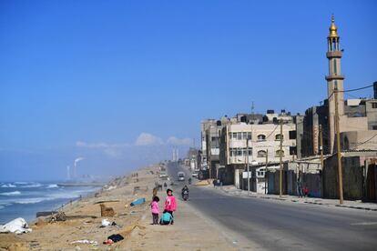 Gaza es una franja costera de 139 millas cuadradas (360 kilómetros cuadrados) situada entre Tel Aviv y Sinaí, y alberga a aproximadamente dos millones de palestinos, dos tercios de los cuales son refugiados. Aunque Gaza está principalmente aislada del mundo exterior por muros y cercas, Israel es claramente visible desde muchos puntos, al igual que Egipto desde el sur. En la foto puede apreciarse al fondo una fábrica israelí mientras los niños juegan en la ciudad de Gaza, el 16 de febrero de 2019.