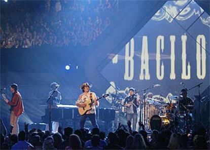 La gala, celebrada en el American Airlines Arena de Miami ha congregado a 12.000 personas entre público y artistas. En la imagen, el grupo Bacilos interpreta su permiada <i>Mi primer millón</i> (Mejor Canción Tropical).