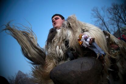 Un bailarín, conocido como 'Kukeri', es visto durante el Festival Internacional de los Juegos de Mascarada en Pernik, cerca de la capital de Bulgaría, en Sofía.