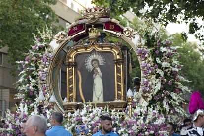 Procesión de la Virgen de la Paloma en el barrio madrileño de La Latina.