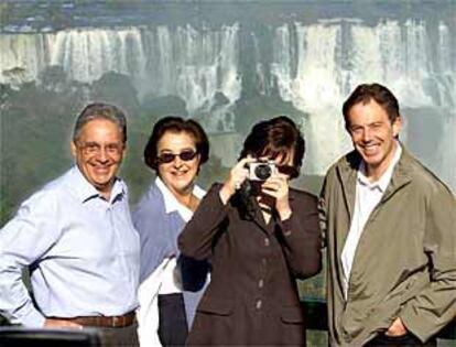 El primer ministro Blair y su esposa (a la derecha), y el presidente Cardoso y la suya, ante las cataratas de Iguazú.