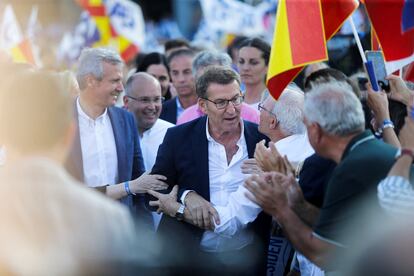 Alberto Núñez Feijóo, junto a los asistentes, durante el cierre de campaña, este viernes en A Coruña.