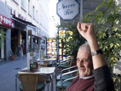 El poeta Leopoldo María Panero, en una terraza de un bar de Las Palmas de Gran Canaria.