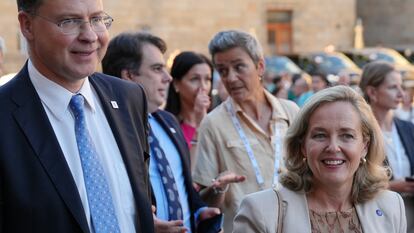La vicepresidenta primera del Gobierno, Nadia Calviño, y detrás, la excomisaria de Competencia, Margrethe Vestager, en una visita a la catedral de Santiago de Compostela (A Coruña), el jueves.