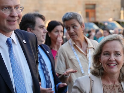 La vicepresidenta primera del Gobierno, Nadia Calviño, y detrás, la excomisaria de Competencia, Margrethe Vestager, en una visita a la catedral de Santiago de Compostela (A Coruña), el jueves.