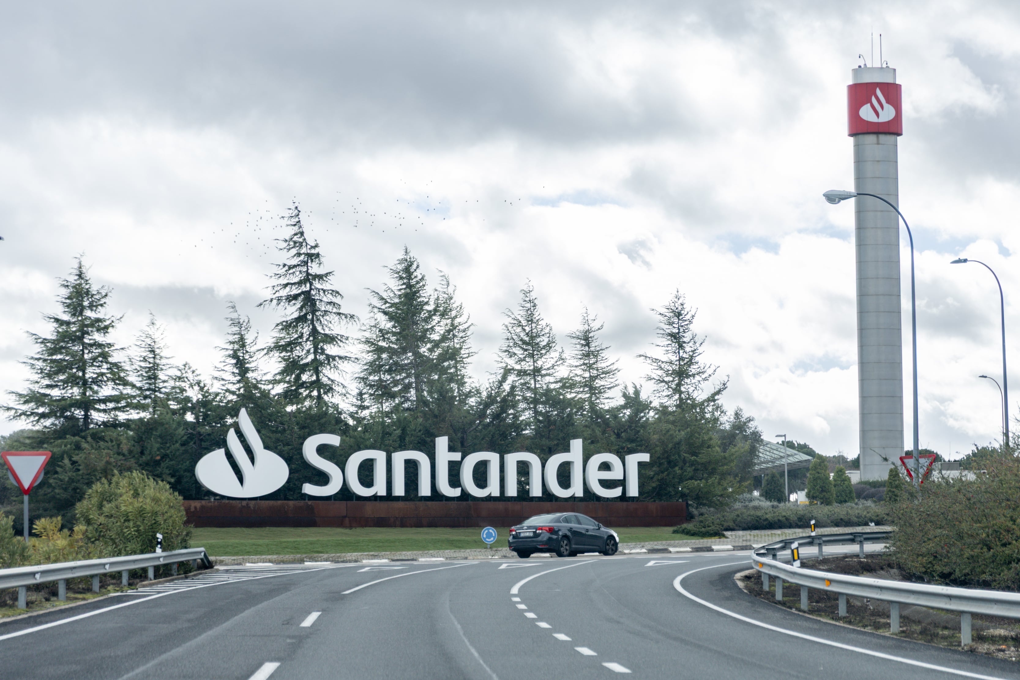 El Santander lanzará este año sus primeros agentes con IA en su ‘app’ y por teléfono