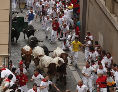 Los toros de la ganadería de José Escolar Gil, de Lanzahíta (Ávila), llegan a la Plaza del Ayuntamiento durante el tercer encierro de los Sanfermines 2019.