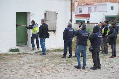 One of the tobacco warehouses searched by the National Police and Customs officers during Operation Poniente in La Línea de la Concepción, Cádiz. 