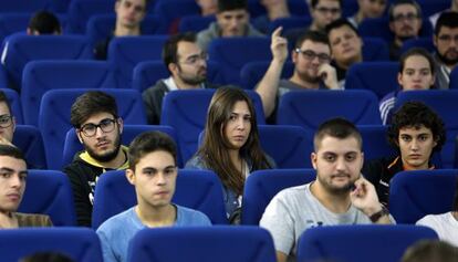 Un grupo de alumnos asiste al &#039;Girls day&#039; en el Campus de Burjassot de la Universitat de Val&egrave;ncia.