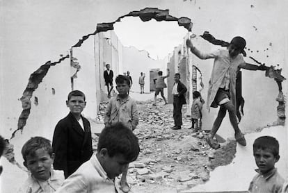 'Seville, Spain' (1933), one of Henri Cartier-Bresson's images in the exhibition at the KBr center in Barcelona.