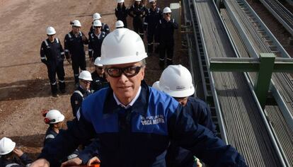 El presidente argentino, Mauricio Macri, durante una visita a la compañía Tecpetrol en el yacimiento de Vaca Muerta.