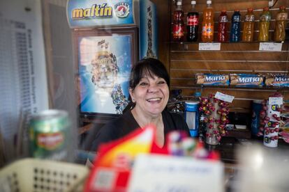 En el centro comercial que se levanta en Petare (Venezuela), el barrio más peligroso de América Latina, Saladino es conocida por su optimismo incansable y su perseverancia para reabrir sus negocios. Pero su apuesta económica por Venezuela es secundaria. Su principal motivación reside en invertir y recuperar el tejido social del país. “Quiero la Venezuela que viví de joven. Quiero que el venezolano sea amigable de nuevo y que solo discutamos por los resultados de los partidos de béisbol”, afirma. Junto a su familia tiene tres panaderías que no trabajan a su máxima capacidad actualmente. Para Saladino, el mayor reto de los pequeños comerciantes es la restricción de la materia prima. Ingredientes como la harina, el azúcar y la margarina los debe comprar "bachaqueados", la modalidad informal de comercialización de productos de consumo en escasez bajo la que se ha regido el mercado en los últimos años. En esta, los dueños y gerentes de supermercados privados o gubernamentales se alían con vendedores informales para revender la mercancía regulada y obtener hasta 100 veces más de lo gastado. Ya en 2016, 70% de las personas que hacían las colas a diario para conseguir productos diarios eran “bachaqueros”, según la encuestadora Datanálisis. A pesar de estos obstáculos, Saladino se apega a una palabra: resiliencia. “Todo lo que tengo, lo tengo en este país. Para pasar trabajo en otro lado, prefiero invertir mi tiempo en Venezuela”.