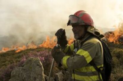 Un bombero en el parque natural de Baixa Limia en Ourense.