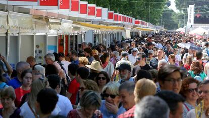 Cientos de personas pasean por la Feria del Libro.