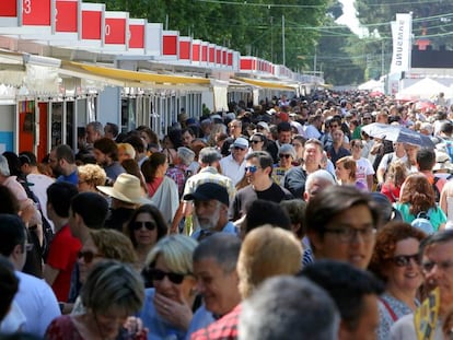 Cientos de personas pasean por la Feria del Libro.