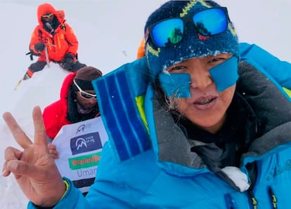 Pasang Lhamu, en la cima del Annapurna, en una imagen de su cuenta de Instagram.