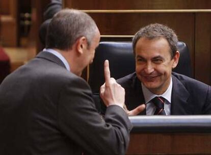 Josu Erkoreka se dirige a José Luis Rodríguez Zapatero durante la sesión de investidura.