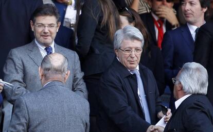 El exministro de Justicia Rafael Catal (izquierda), con el presidente del Atltico de Madrid, Enrique Cerezo, en el palco del Vicente Caldern.