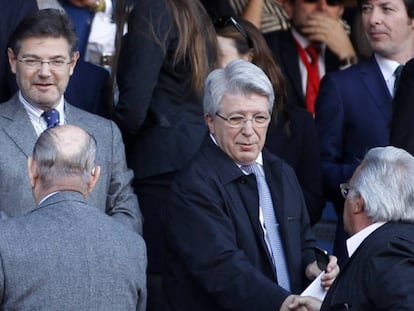 El exministro de Justicia Rafael Catalá (izquierda), con el presidente del Atlético de Madrid, Enrique Cerezo, en el palco del Vicente Calderón.