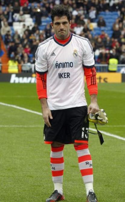 Adán, con una camiseta de apoyo a Casillas.