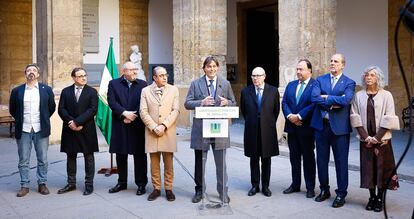 Los rectores de las nueve universidades públicas de Andalucía en el rectorado de la Universidad de Sevilla. En el centro Francisco Oliva, rector de la Universidad Pablo de Olavide.
