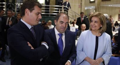 De izquierda a derecha, el líder de Ciudadanos, Albert Rivera; el presidente de la ATA, Lorenzo Amor; y la ministra de Empleo, Fátima Báñez.