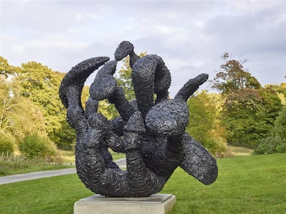 Una de las esculturas de Tony Cragg. 