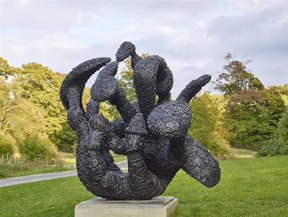 Una de las esculturas de Tony Cragg. 