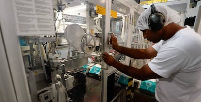 Un empleado de la compa&ntilde;&iacute;a Kimberly-Clark en Maracay, Venezuela