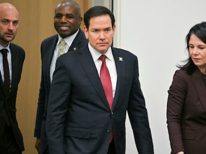 De izquierda a derecha, el ministro francés de Asuntos Exteriores, Jean-Noël Barrot; el británico David Lammy, el secretario de Estado de EE UU, Marco Rubio, y su homóloga alemana, Annalena Baerbock, este viernes en la sede de la OTAN en Bruselas.
