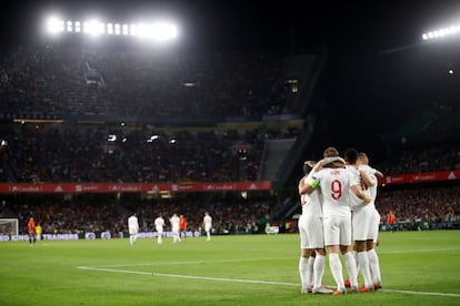 Marcus Rashford celebra junto a sus compañeros el segundo gol del partido. 