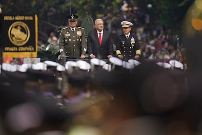 El presidente Andrés Manuel López Obrador, el secretario de Defensa, Luis Cresencio Sandoval y el secretario de Marina, Rafael Ojeda Durán durante el tradicional pase de revista a las tropas armadas en el Zócalo capitalino. El 16 de septiembre de 2024.