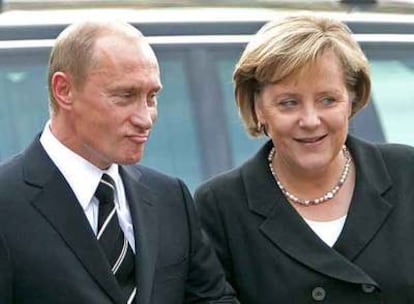 El presidente ruso, Vladímir Putin (izquierda), junto a la canciller alemana, Angela Merkel, en la ciudad alemana de Dresde en octubre de 2006.