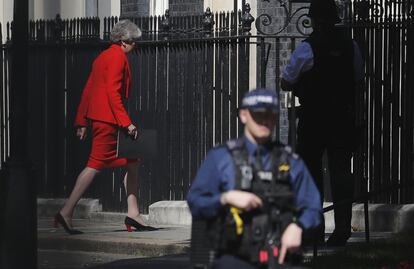 El Reino Unido tiene fijada la retirada de la UE para el próximo 31 de octubre tras solicitar un retraso del día inicialmente establecido del 29 de marzo de 2019. En la imagen, May, tras la rueda de prensa, este viernes.