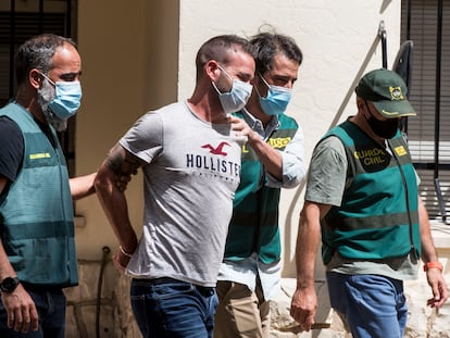 Agentes de la Guardia Civil trasladan a David S el 17 de junio, a la salida del cuartel de Carcaixent (Valencia).