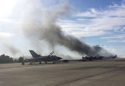 El humo se eleva sobre varios aviones en la pista tras el accidente.