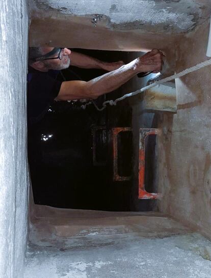 Vicente Aupí, midiendo la profundidad de uno de los dos aljibes de Casa del Barón. Ambos están comunicados por un canal que distribuye el agua de lluvia recolectada en el techo de la estación forestal.