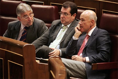 Josep Sanchez Llibre, Jordi Jané y Josep Antoni Duran, en sus escaños.