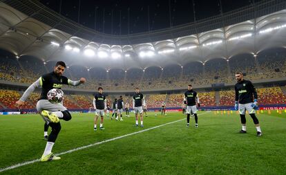 Luis Suárez, durante el entrenamiento de Atlético de Madrid previo al partido de ida de los octavos de final ante el Chelsea que se disputará este martes en el estadio Nacional de Bucarest. / Atléticodemadrid.com