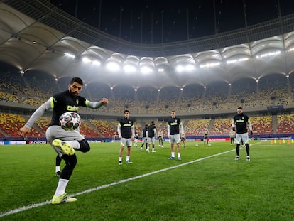 Luis Suárez, durante el entrenamiento de Atlético de Madrid previo al partido de ida de los octavos de final ante el Chelsea que se disputará este martes en el estadio Nacional de Bucarest. / Atléticodemadrid.com