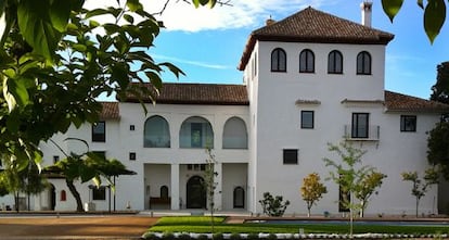 Fachada del hotel Darabenaz, situado al sur de Granada.
