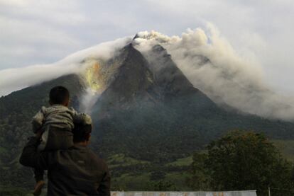 El volcán Sinabung, situado al norte de la isla indonesia de Sumatra, ha entrado en erupción hoy por primera vez después de 400 años y ha obligado a evacuar a cerca de 12.000 personas.