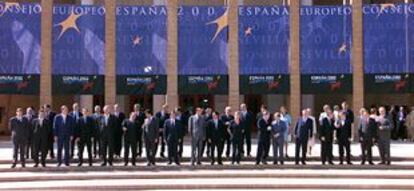 Los jefes de Estado y de Gobierno de la UE, junto con sus ministros de Exteriores y altos cargos de la Comisión, ayer en la foto de familia de la cumbre de Sevilla.