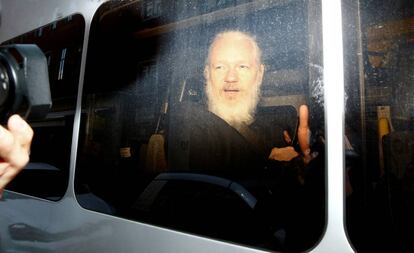 Assange es trasladado tras ser detenido en Londres. 
