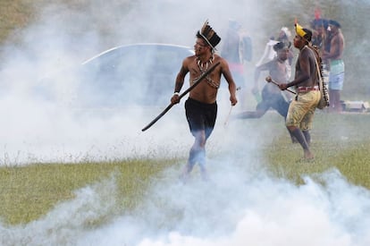 Grupos de indígenas se enfrenta a la policía de Brasilia en la manifestación por sus derechos.