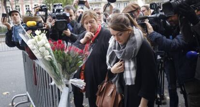 Personas depositan flores cerca de la sala Bataclan.