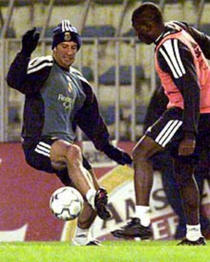 Figo y Geremi, durante el entrenamiento de ayer en Praga.