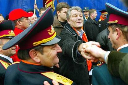 Víktor Yúshenko saluda a sus seguidores al llegar a una de las concentraciones de apoyo a su candidatura ayer en Kiev.